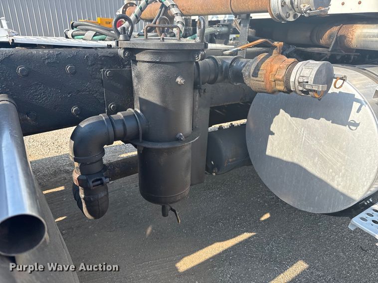 image for item EG6090 2003 Kenworth T800 semi truck