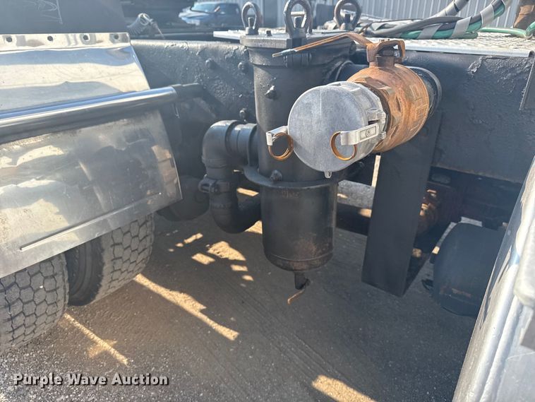 image for item EG6090 2003 Kenworth T800 semi truck