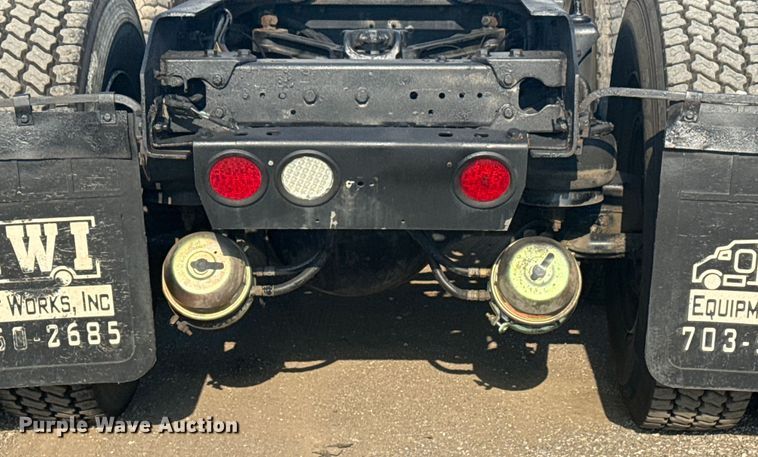 image for item EG6090 2003 Kenworth T800 semi truck