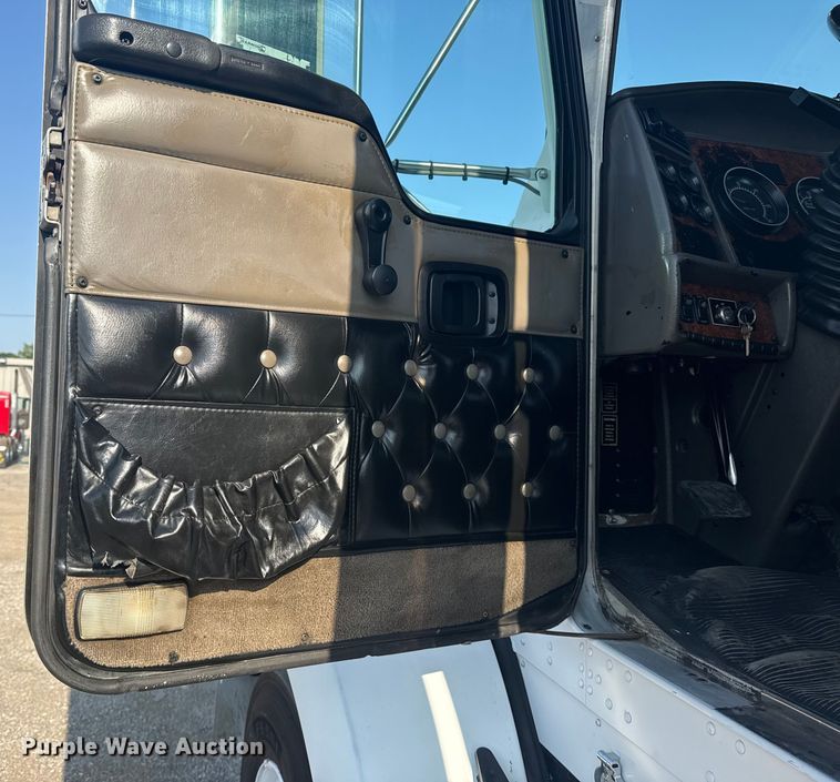 image for item EG6090 2003 Kenworth T800 semi truck