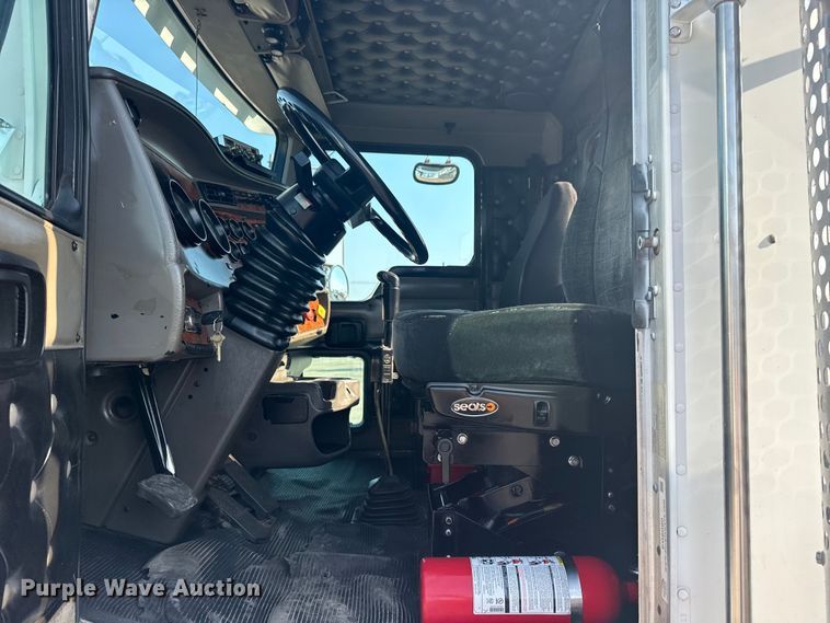 image for item EG6090 2003 Kenworth T800 semi truck