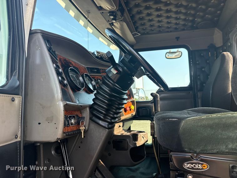 image for item EG6090 2003 Kenworth T800 semi truck