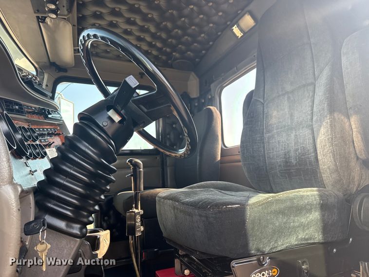 image for item EG6090 2003 Kenworth T800 semi truck