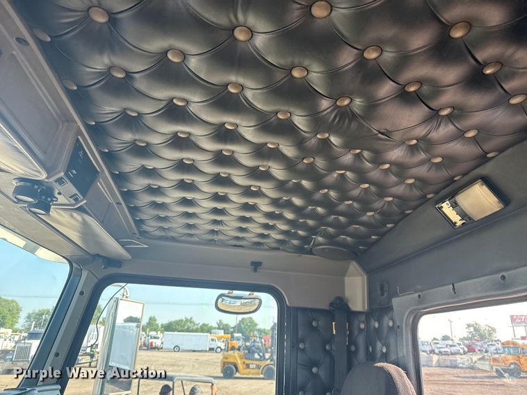 image for item EG6090 2003 Kenworth T800 semi truck