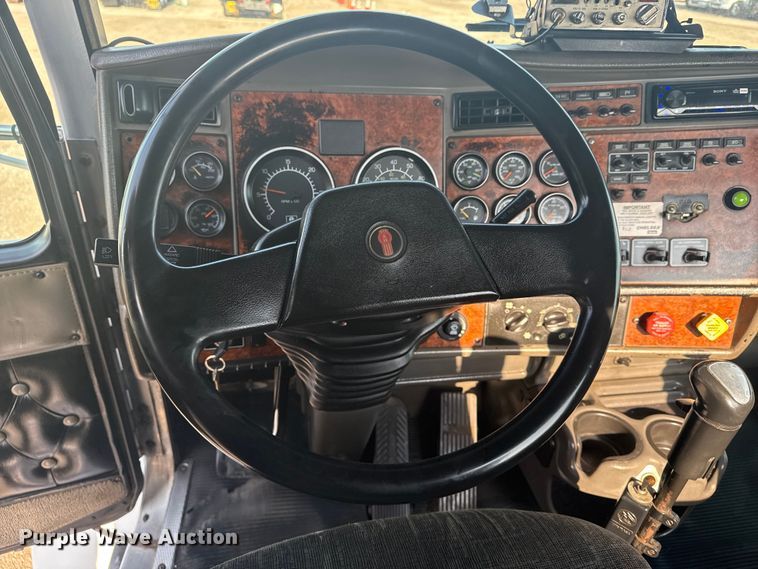 image for item EG6090 2003 Kenworth T800 semi truck
