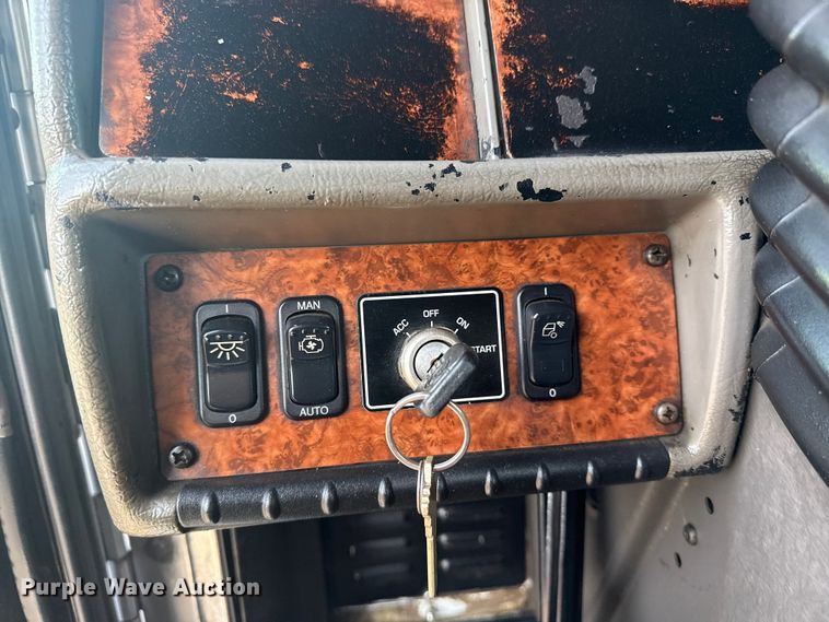 image for item EG6090 2003 Kenworth T800 semi truck