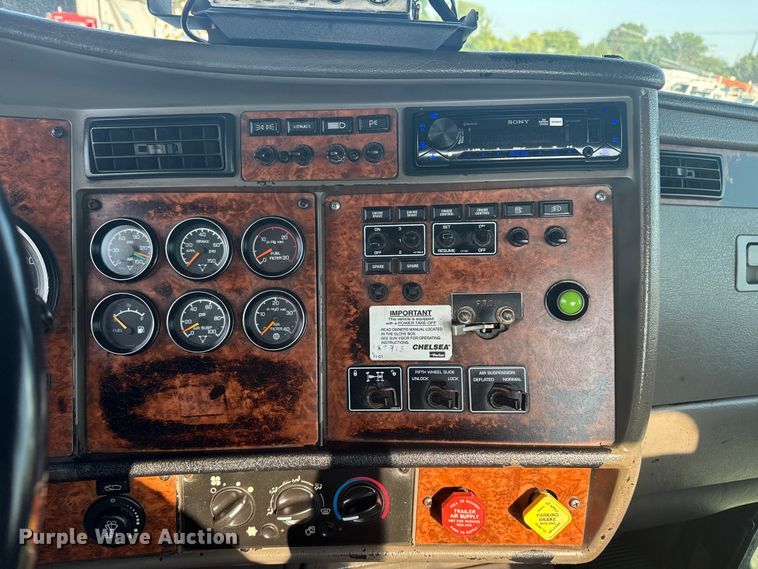 image for item EG6090 2003 Kenworth T800 semi truck