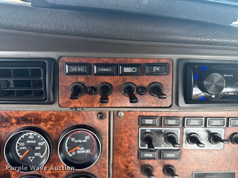 image for item EG6090 2003 Kenworth T800 semi truck