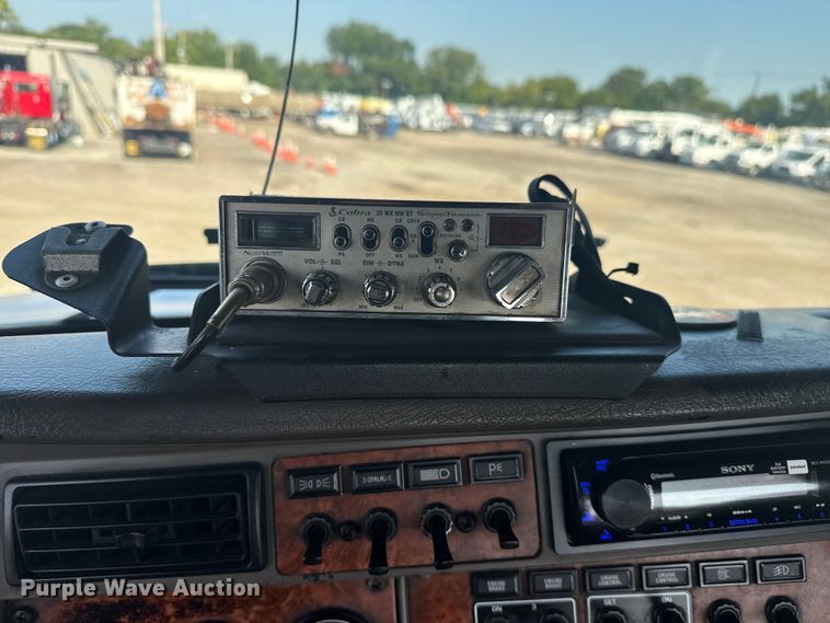 image for item EG6090 2003 Kenworth T800 semi truck