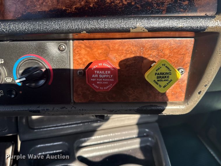 image for item EG6090 2003 Kenworth T800 semi truck