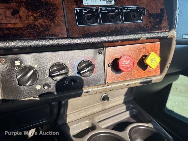 image for item EG6090 2003 Kenworth T800 semi truck