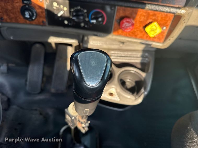 image for item EG6090 2003 Kenworth T800 semi truck