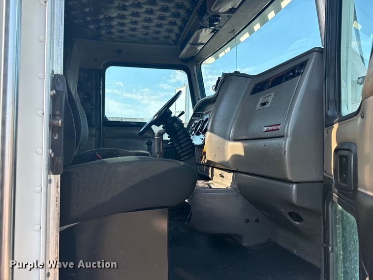 image for item EG6090 2003 Kenworth T800 semi truck