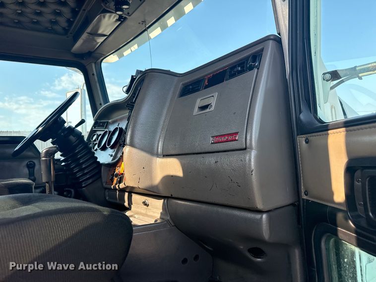 image for item EG6090 2003 Kenworth T800 semi truck