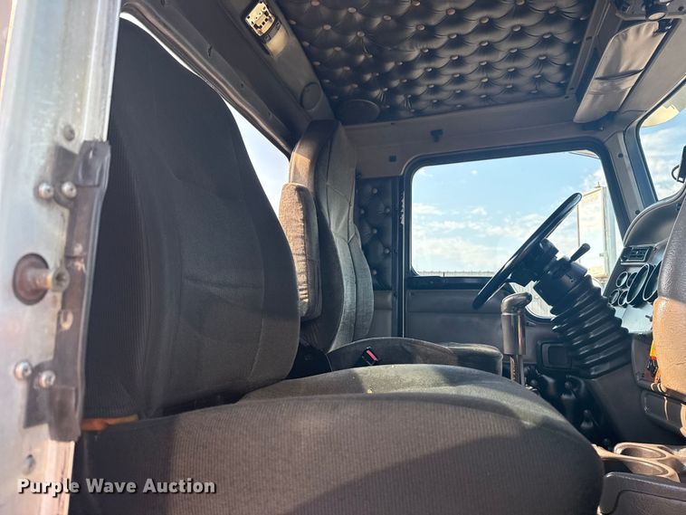 image for item EG6090 2003 Kenworth T800 semi truck