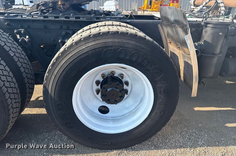 image for item EG6090 2003 Kenworth T800 semi truck