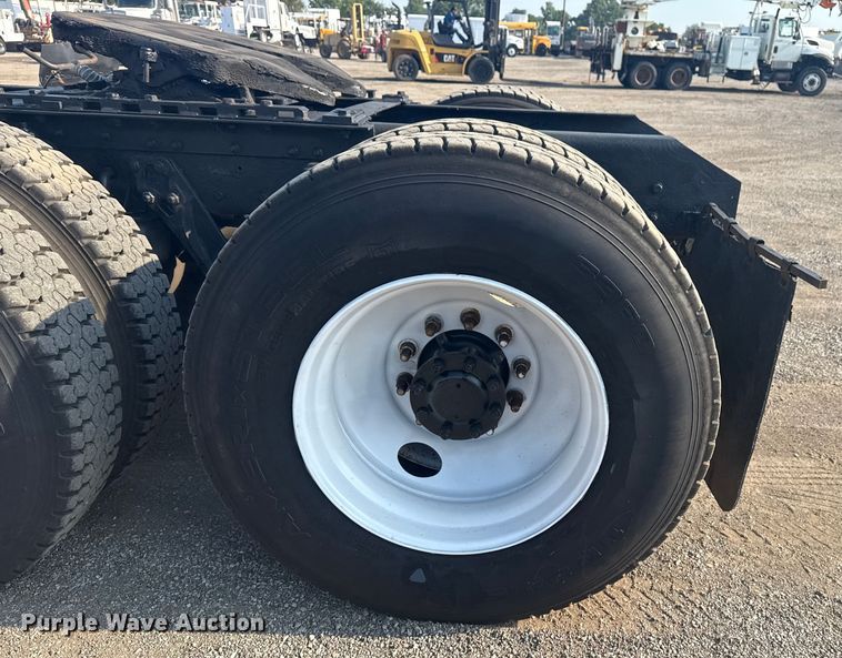 image for item EG6090 2003 Kenworth T800 semi truck