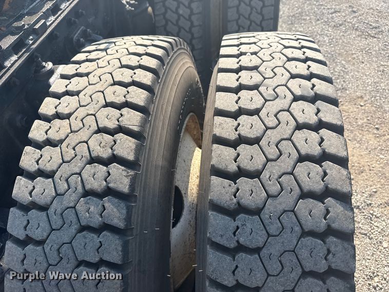 image for item EG6090 2003 Kenworth T800 semi truck