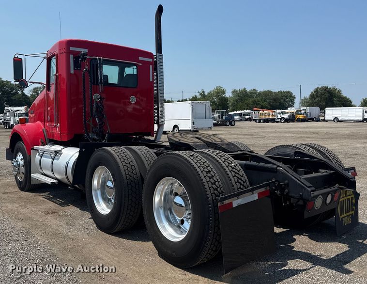 image for item EG6111 2011 Kenworth T800 semi truck