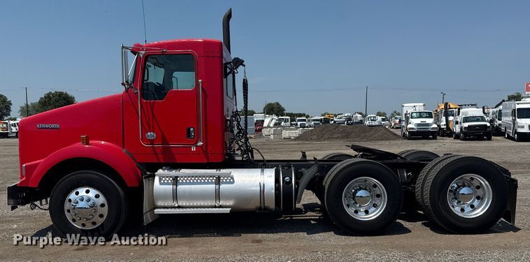image for item EG6111 2011 Kenworth T800 semi truck