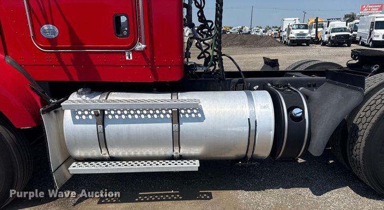 image for item EG6111 2011 Kenworth T800 semi truck