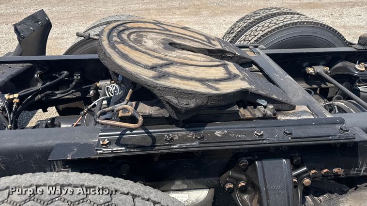 image for item EG6111 2011 Kenworth T800 semi truck