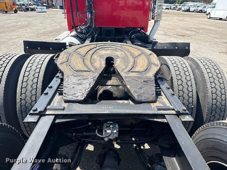 image for item EG6111 2011 Kenworth T800 semi truck