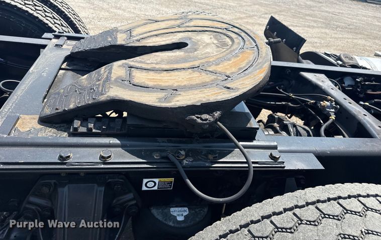 image for item EG6111 2011 Kenworth T800 semi truck