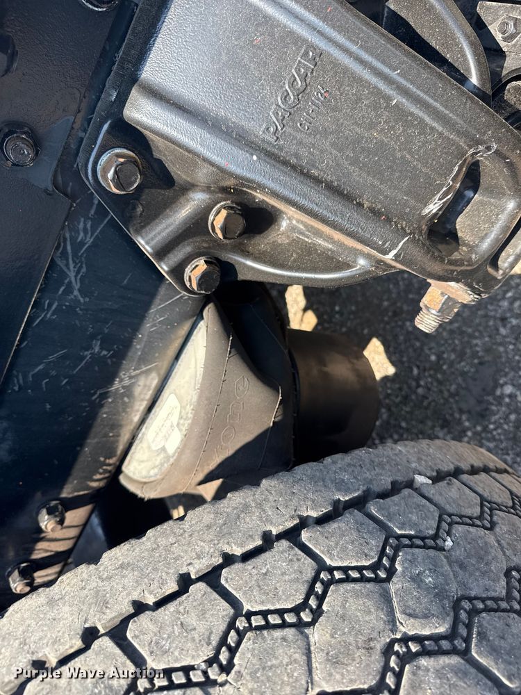 image for item EG6111 2011 Kenworth T800 semi truck