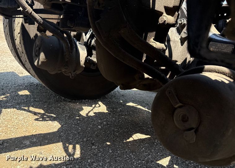 image for item EG6111 2011 Kenworth T800 semi truck