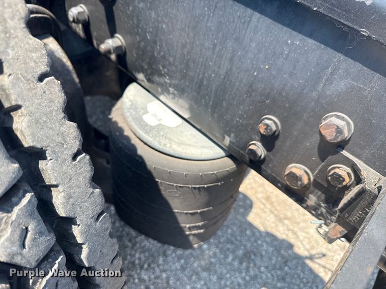 image for item EG6111 2011 Kenworth T800 semi truck