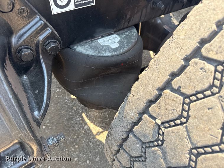 image for item EG6111 2011 Kenworth T800 semi truck