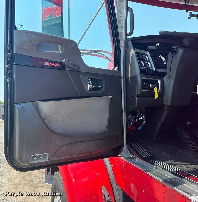 image for item EG6111 2011 Kenworth T800 semi truck