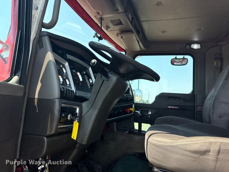 image for item EG6111 2011 Kenworth T800 semi truck