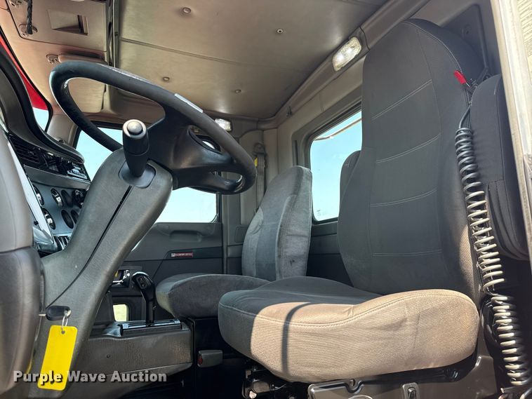 image for item EG6111 2011 Kenworth T800 semi truck