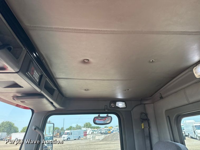 image for item EG6111 2011 Kenworth T800 semi truck