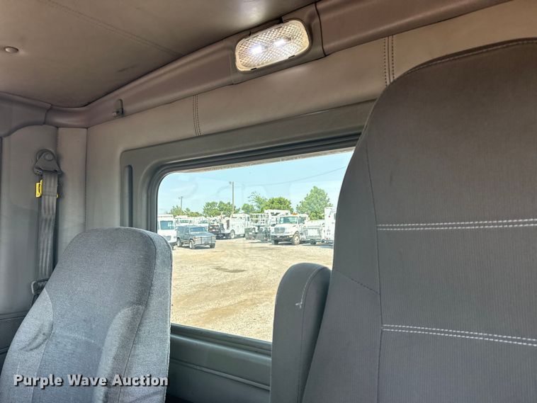 image for item EG6111 2011 Kenworth T800 semi truck