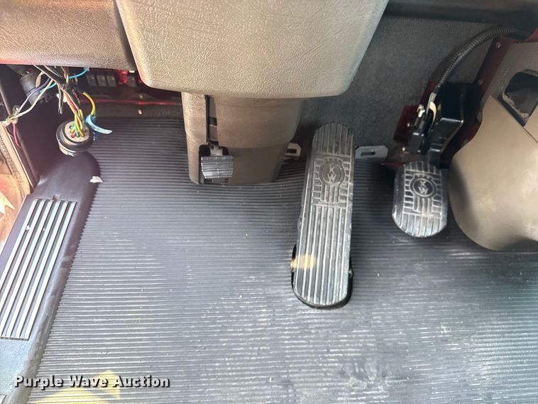 image for item EG6111 2011 Kenworth T800 semi truck