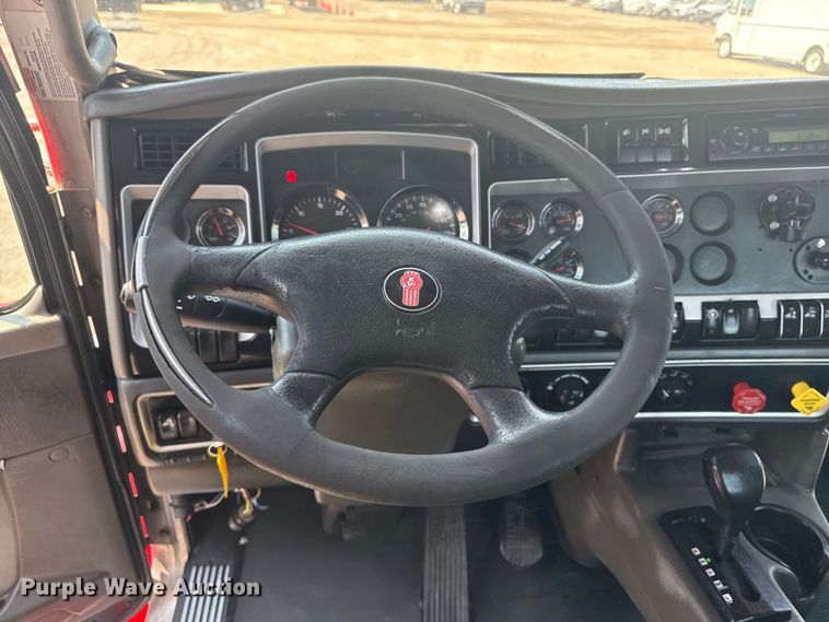 image for item EG6111 2011 Kenworth T800 semi truck