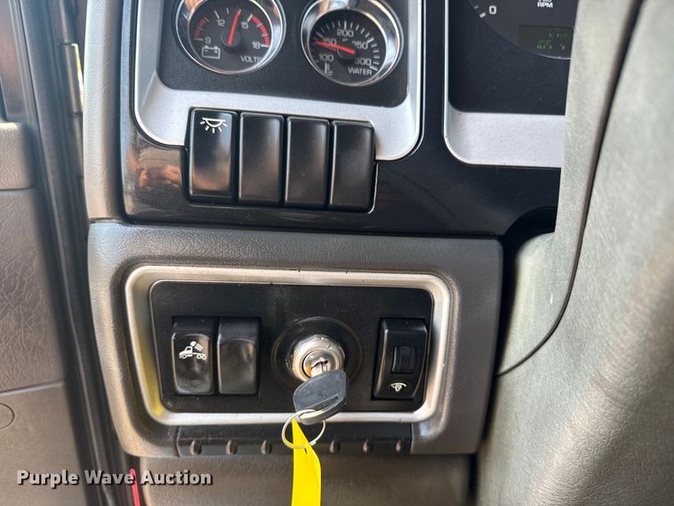 image for item EG6111 2011 Kenworth T800 semi truck