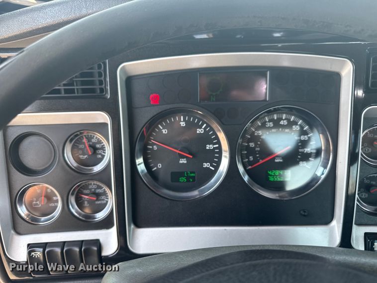 image for item EG6111 2011 Kenworth T800 semi truck