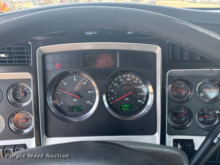 image for item EG6111 2011 Kenworth T800 semi truck