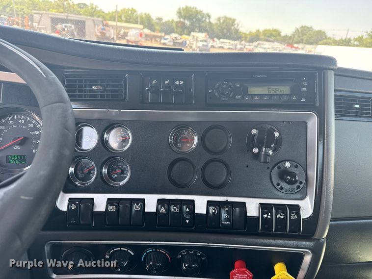 image for item EG6111 2011 Kenworth T800 semi truck