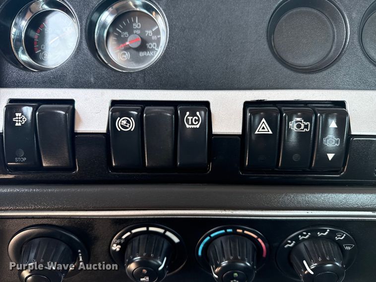 image for item EG6111 2011 Kenworth T800 semi truck