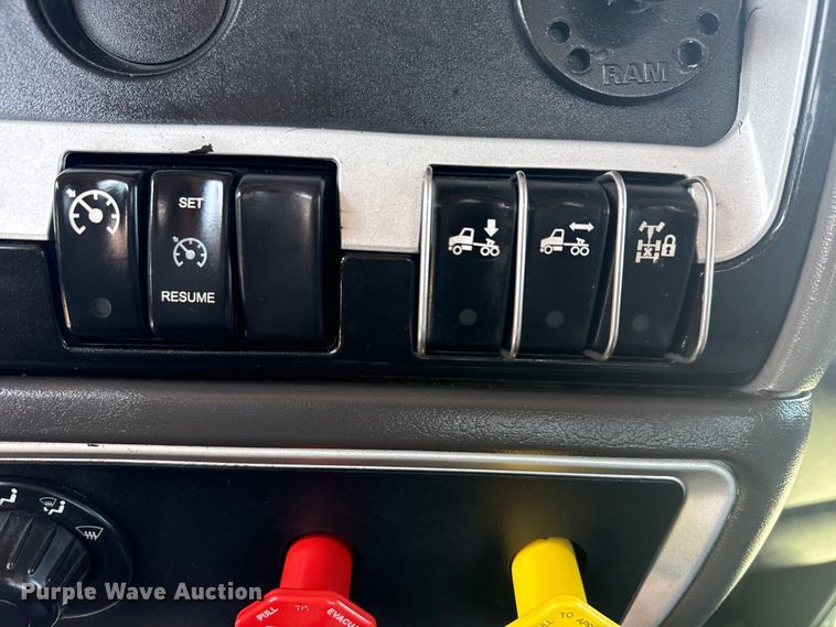 image for item EG6111 2011 Kenworth T800 semi truck