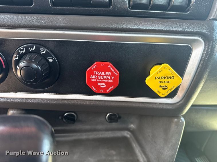 image for item EG6111 2011 Kenworth T800 semi truck