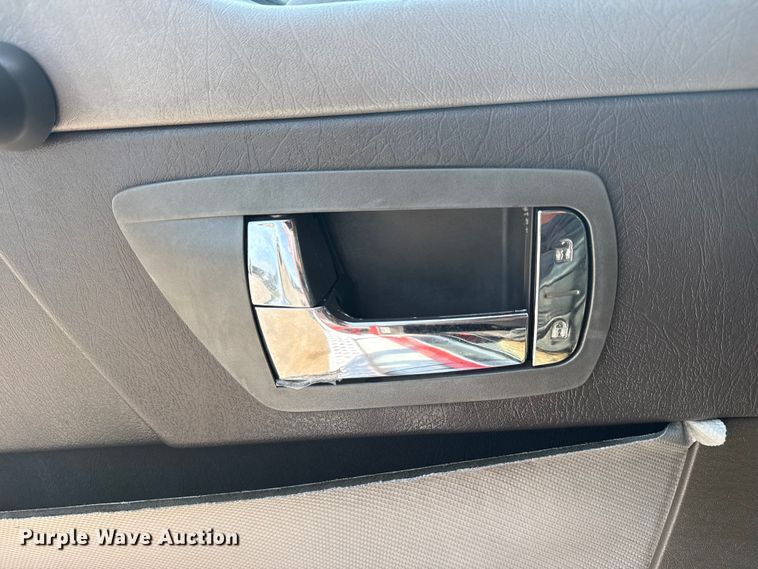 image for item EG6111 2011 Kenworth T800 semi truck