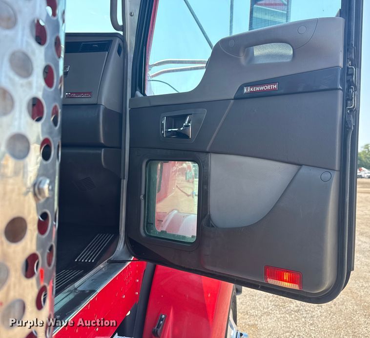 image for item EG6111 2011 Kenworth T800 semi truck