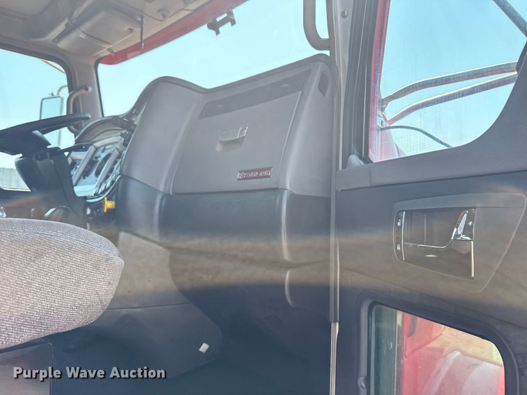 image for item EG6111 2011 Kenworth T800 semi truck