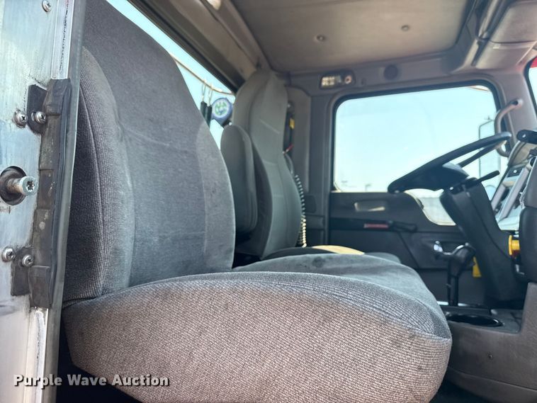 image for item EG6111 2011 Kenworth T800 semi truck